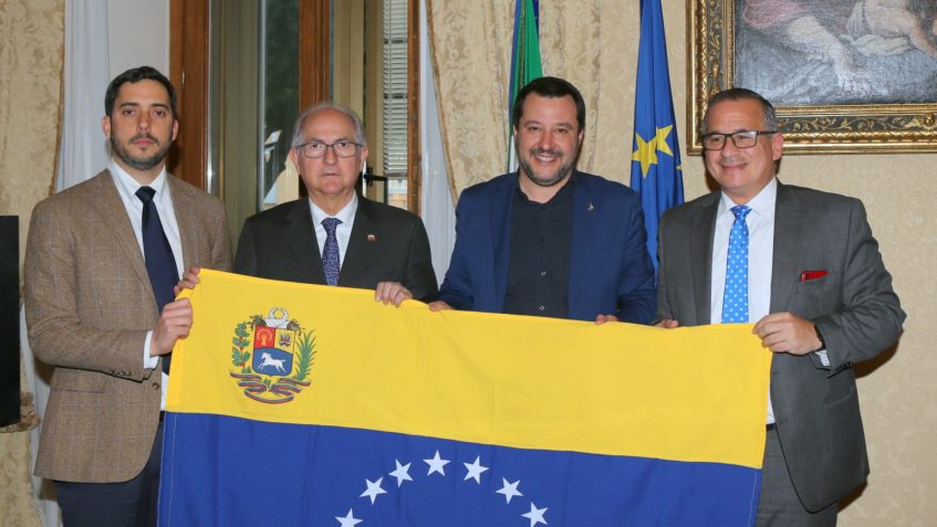 Foto di una delegazione italo venezuelana con il Ministro Salvini