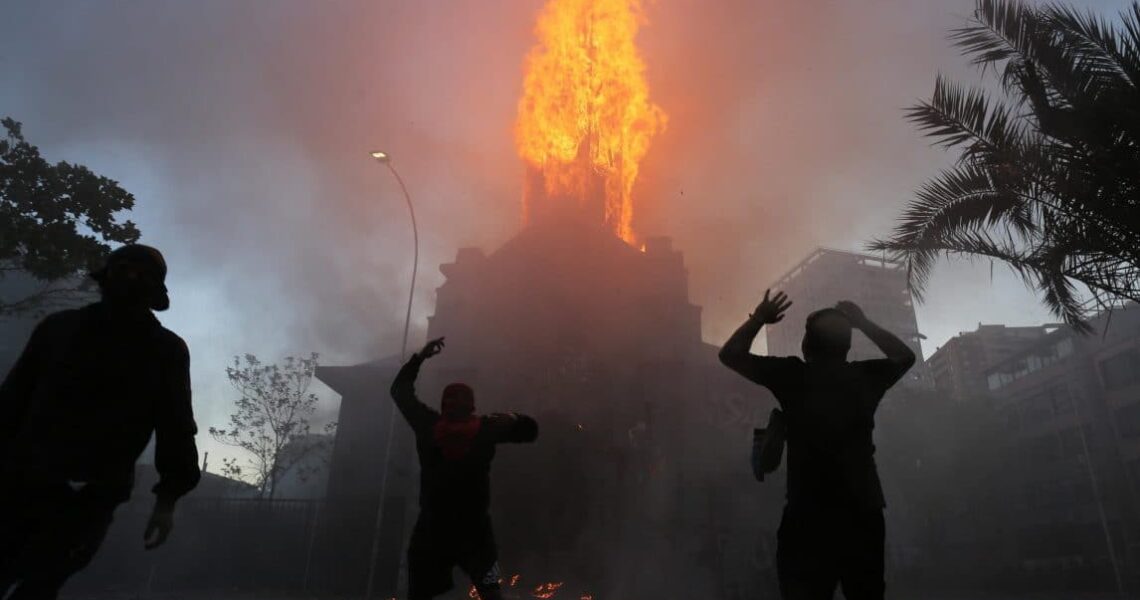 chiesa incendiata Cile